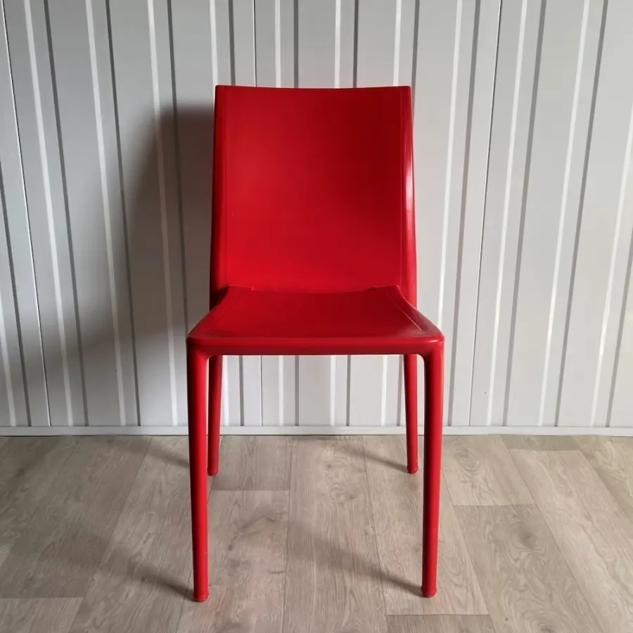 Chaise rouge plastique