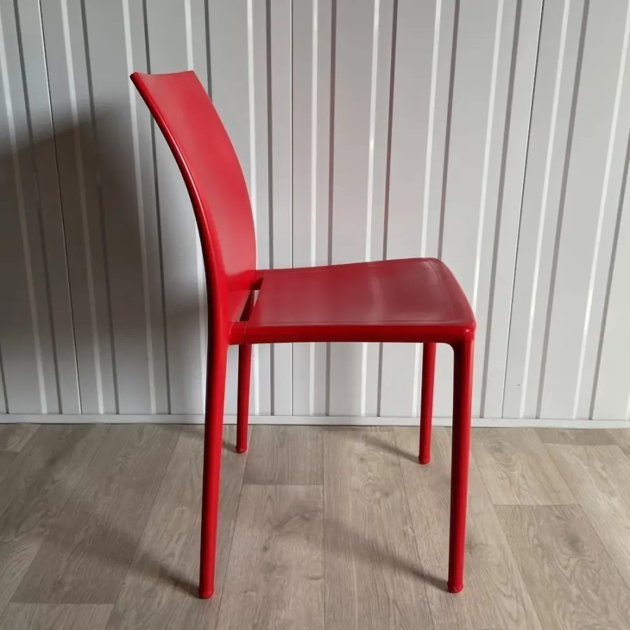 Chaise rouge plastique