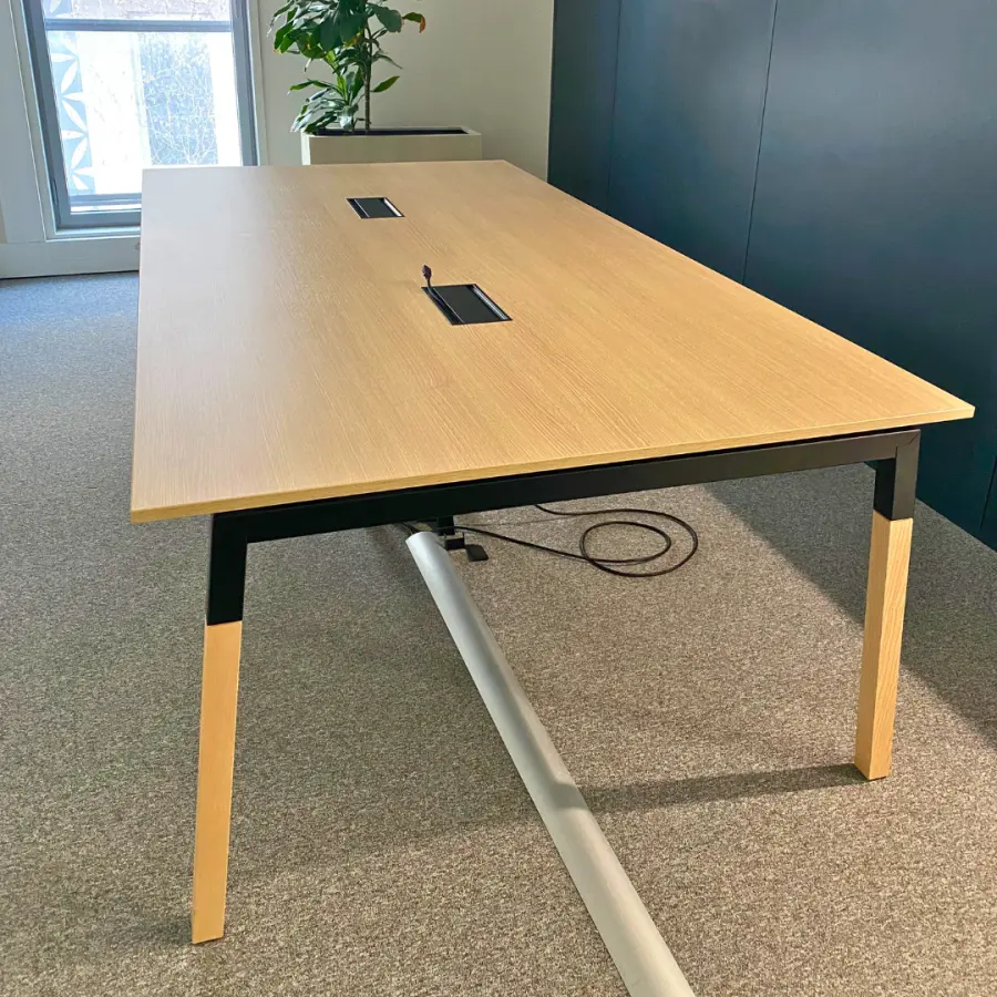 Table de réunion avec deux passe cables