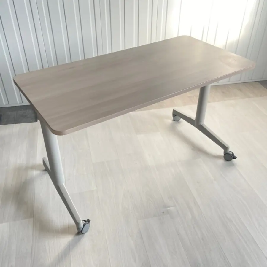 Table à roulettes, plateau basculant, bois clair, Steelcase