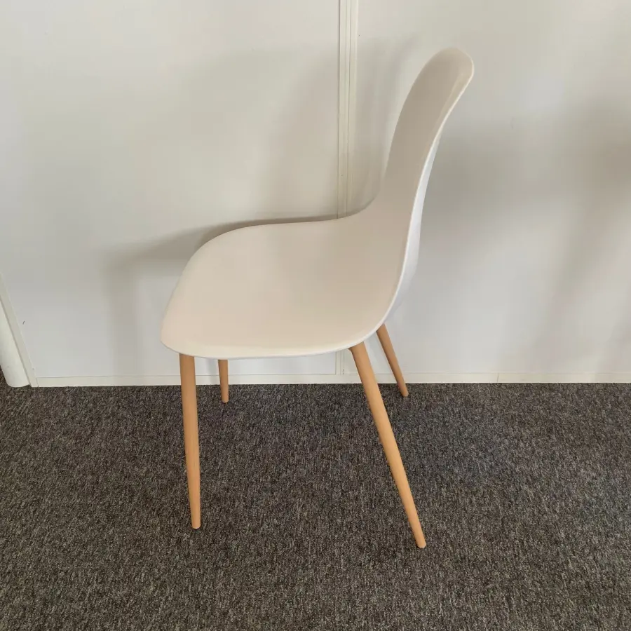Chaise coque blanche pieds couleur bois