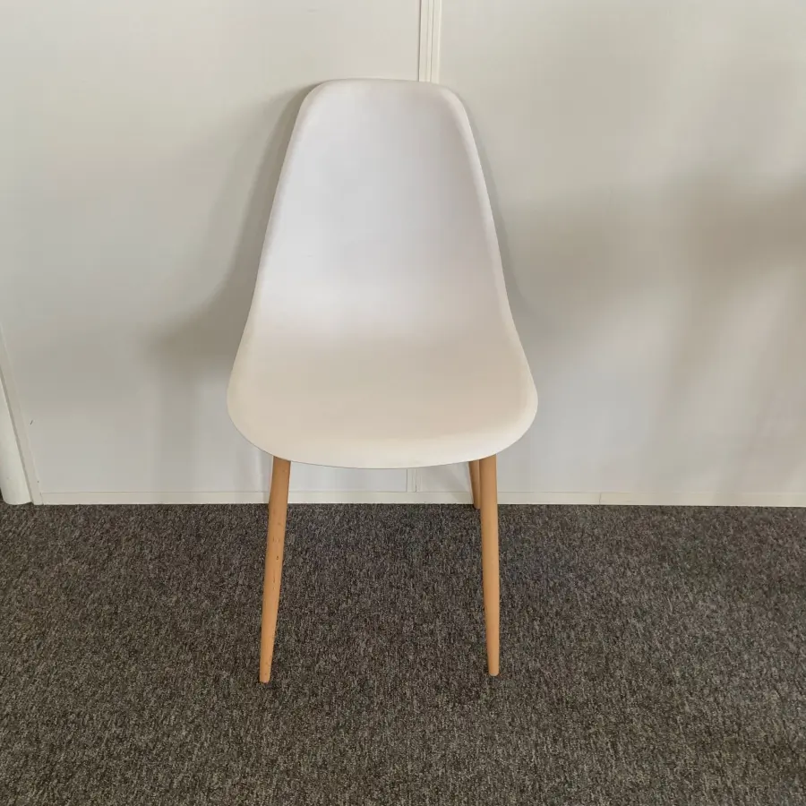 Chaise coque blanche pieds couleur bois